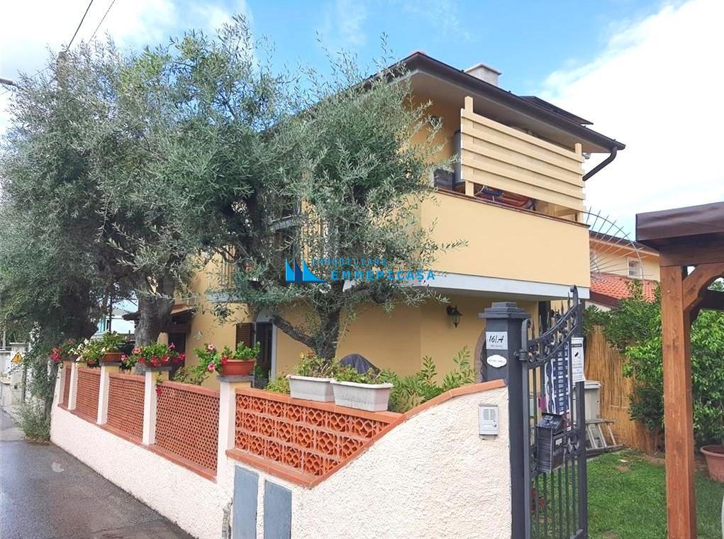Villa Bifamiliare con giardino, Montignoso cervaiolo