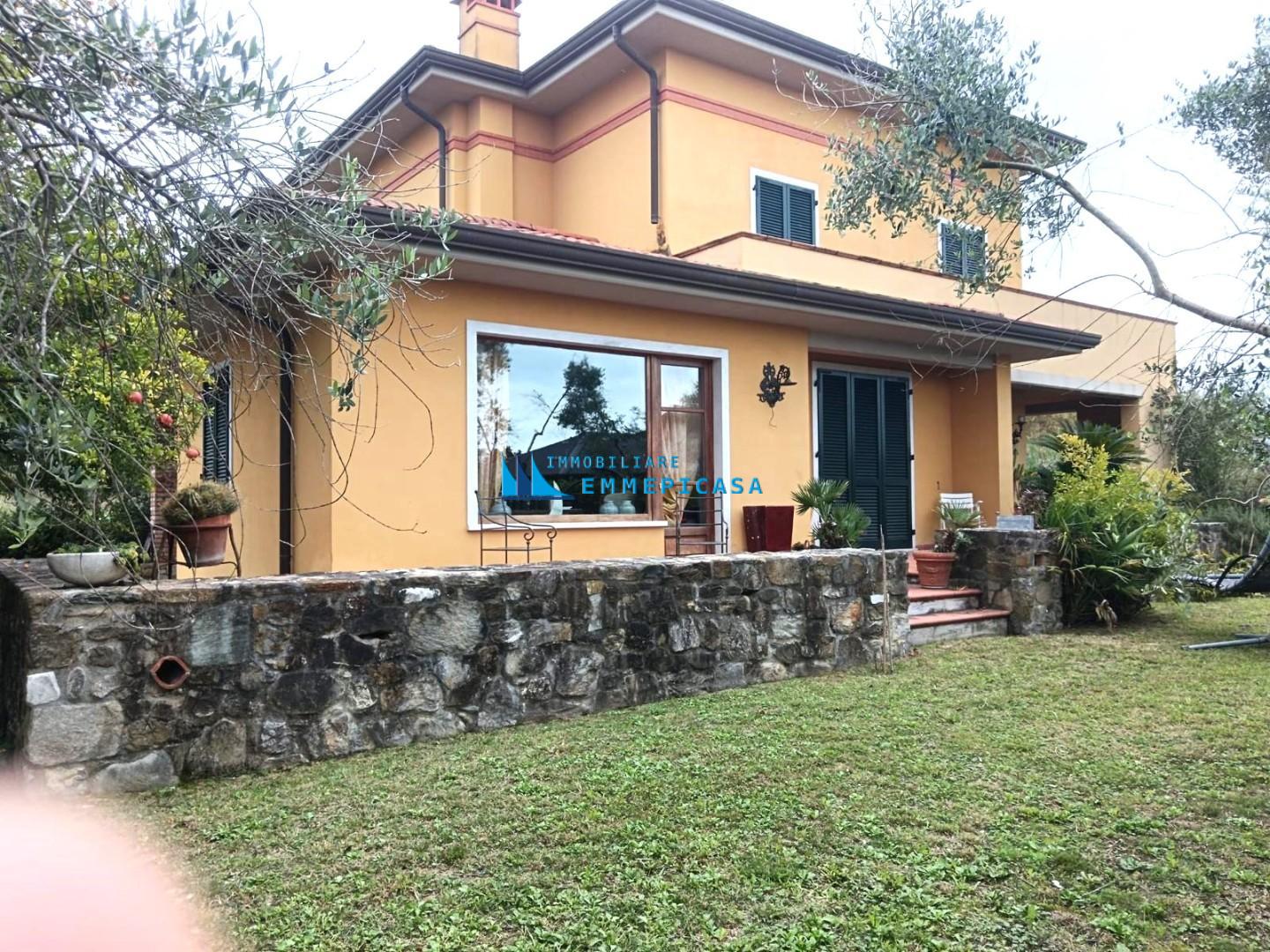 Villa con giardino, Carrara fossone