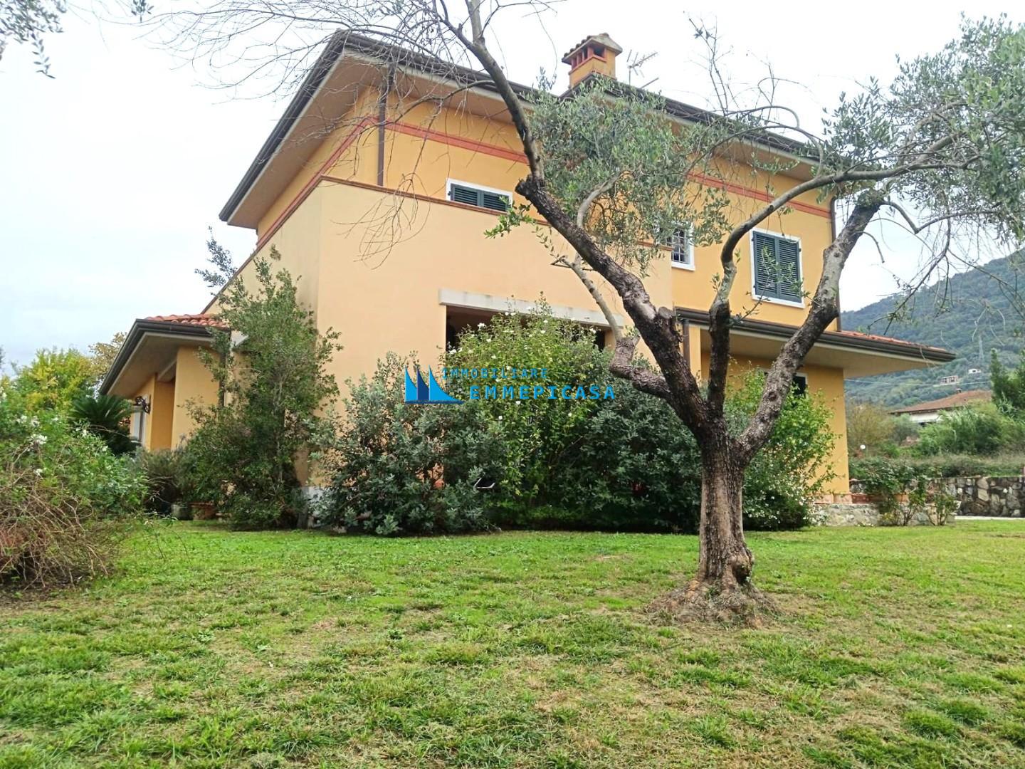 Villa con giardino, Carrara fossone