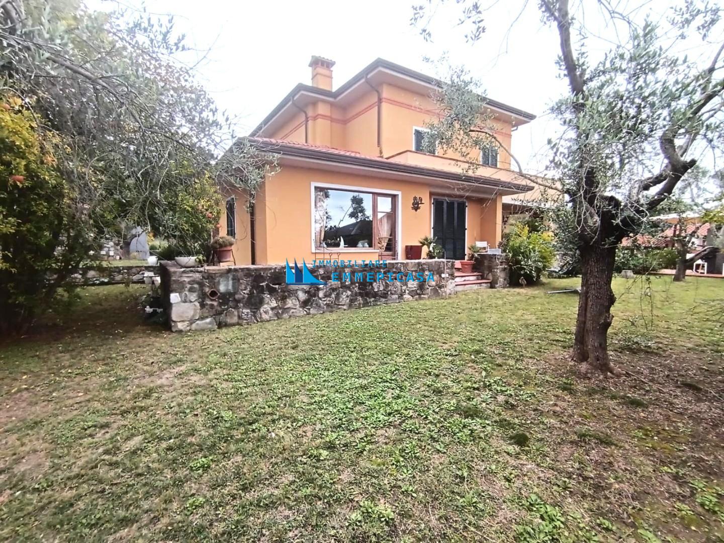 Villa con giardino, Carrara fossone