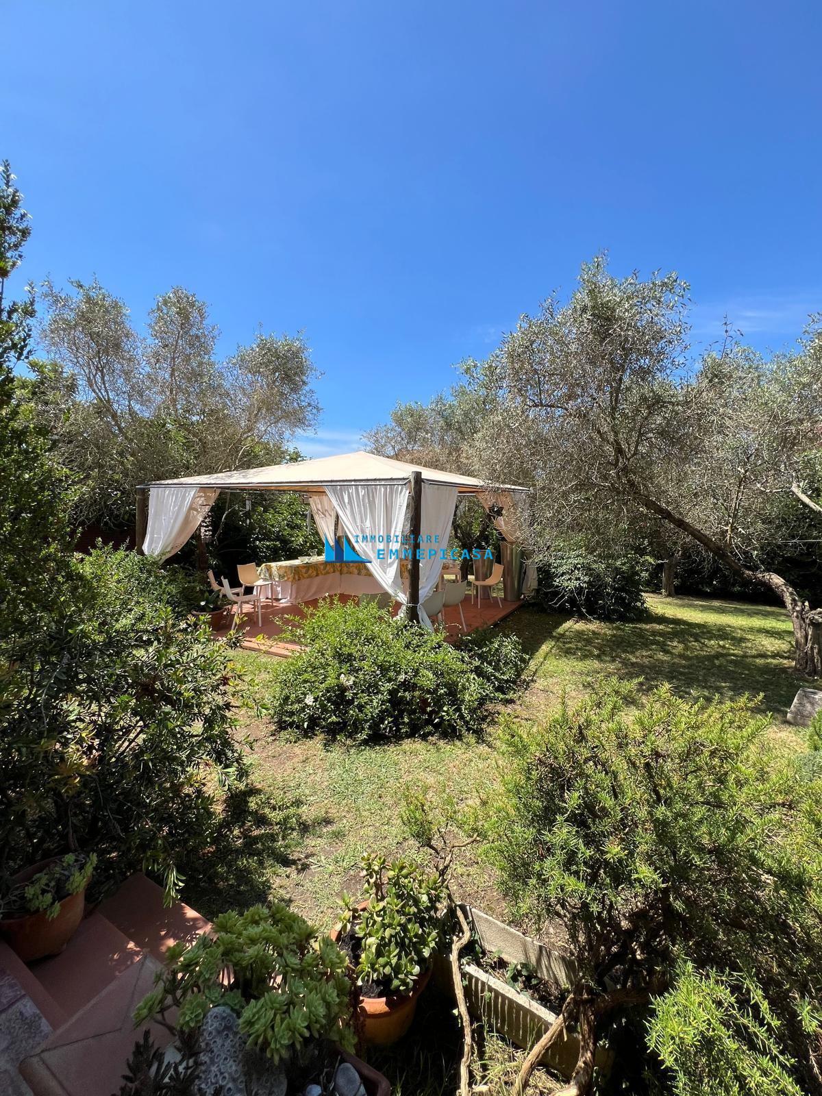 Villa con giardino, Carrara fossone