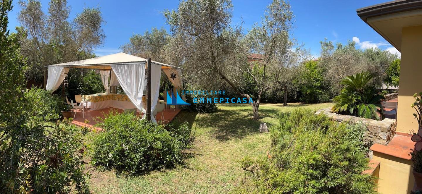 Villa con giardino, Carrara fossone