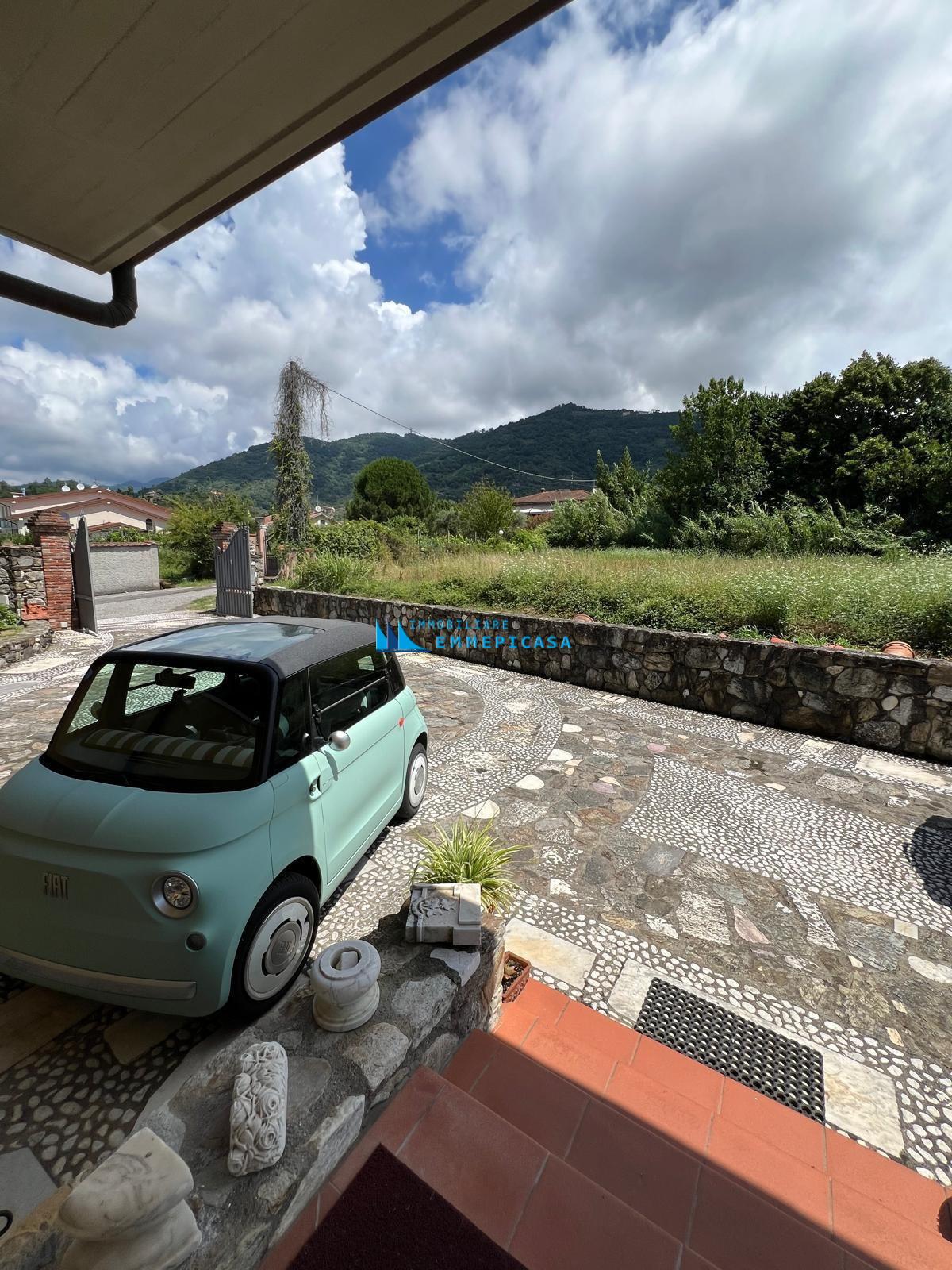 Villa con giardino, Carrara fossone