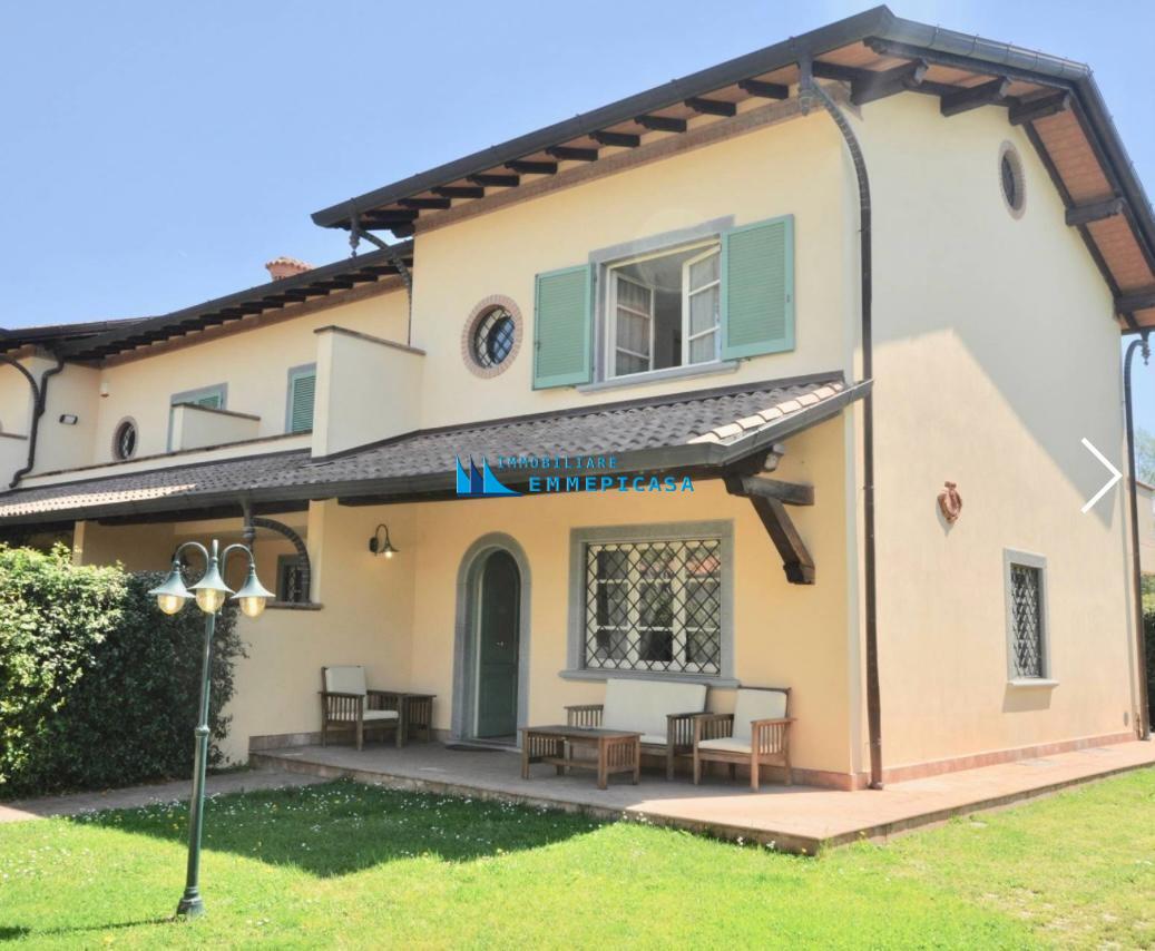 Villa con giardino a Forte dei Marmi