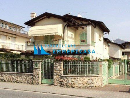 Villa Trifamiliari con giardino, Montignoso cinquale