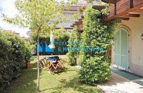 Villa Trifamiliari con giardino, Montignoso cinquale
