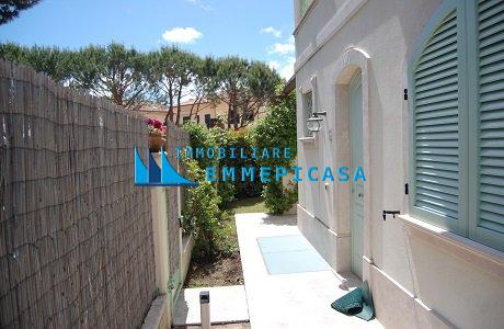 Villa Trifamiliari con giardino, Montignoso cinquale