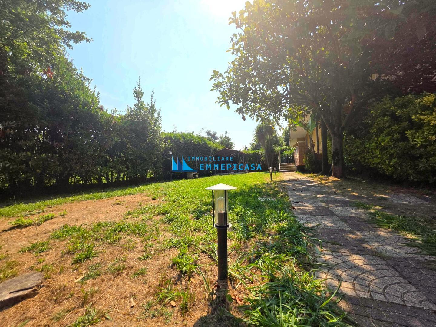 Villa Quadrifamiliari con giardino, Montignoso cinquale