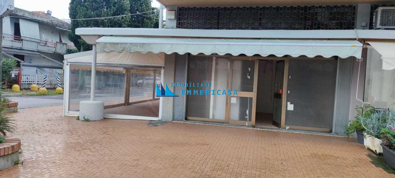 Locale commerciale in vendita, Massa marina di