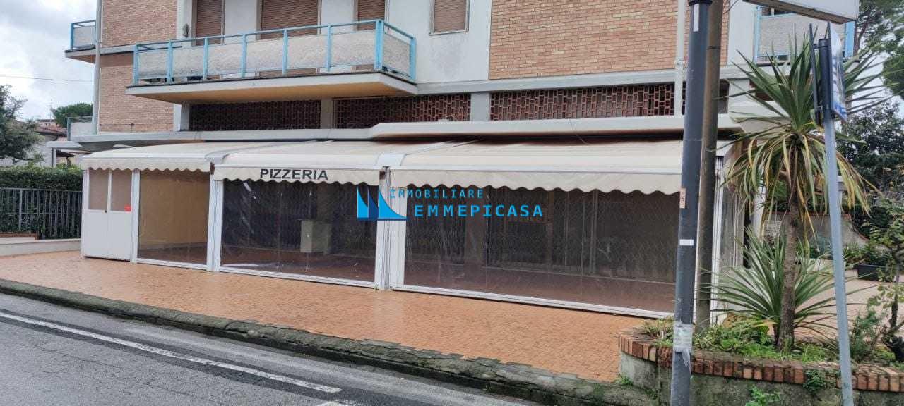 Locale commerciale in vendita, Massa marina di