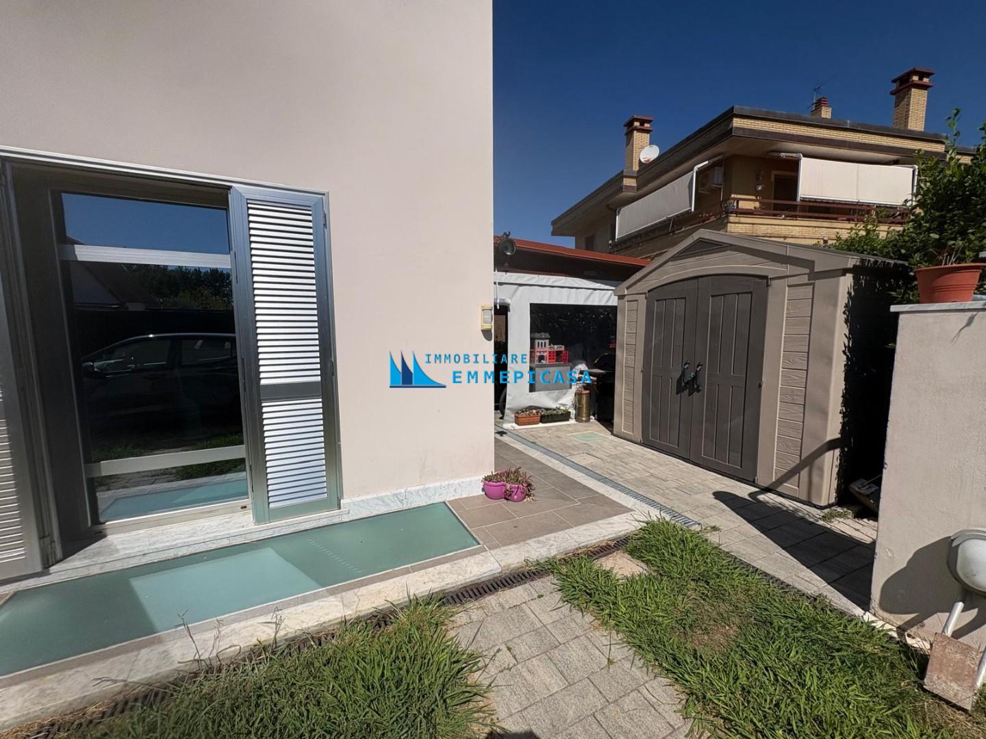 Villa con giardino, Massa marina di