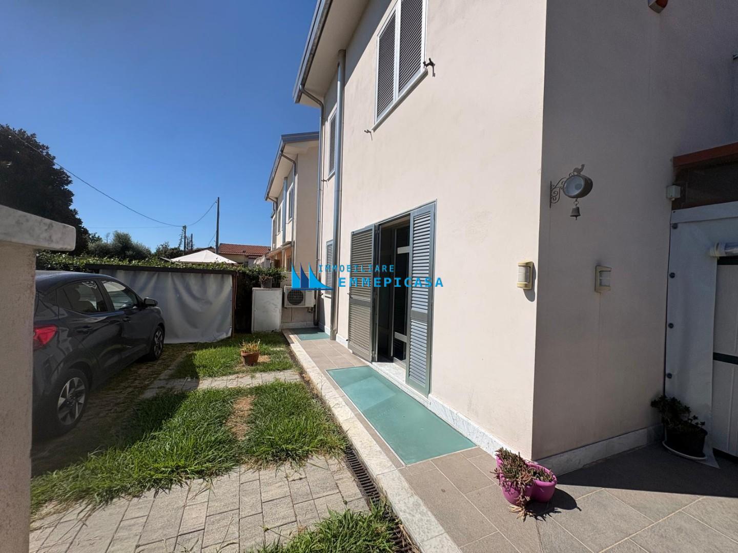 Villa con giardino, Massa marina di