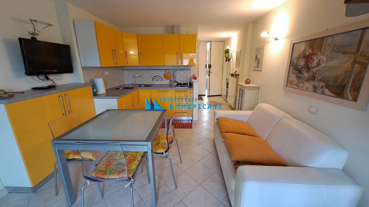 Trilocale con terrazzo, Massa marina di