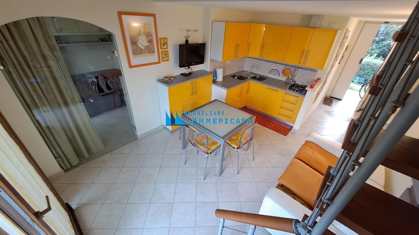 Trilocale con terrazzo, Massa marina di