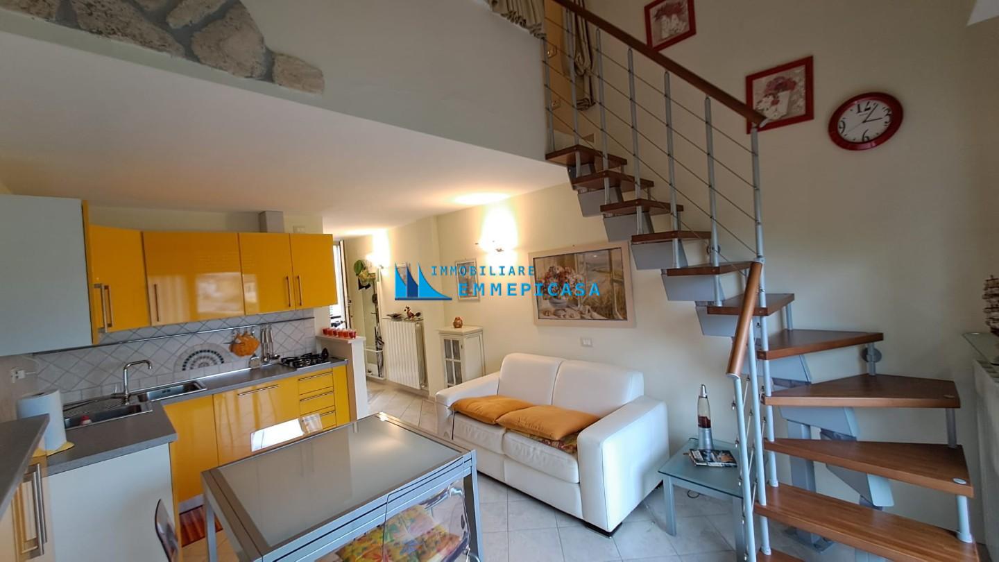 Trilocale con terrazzo, Massa marina di
