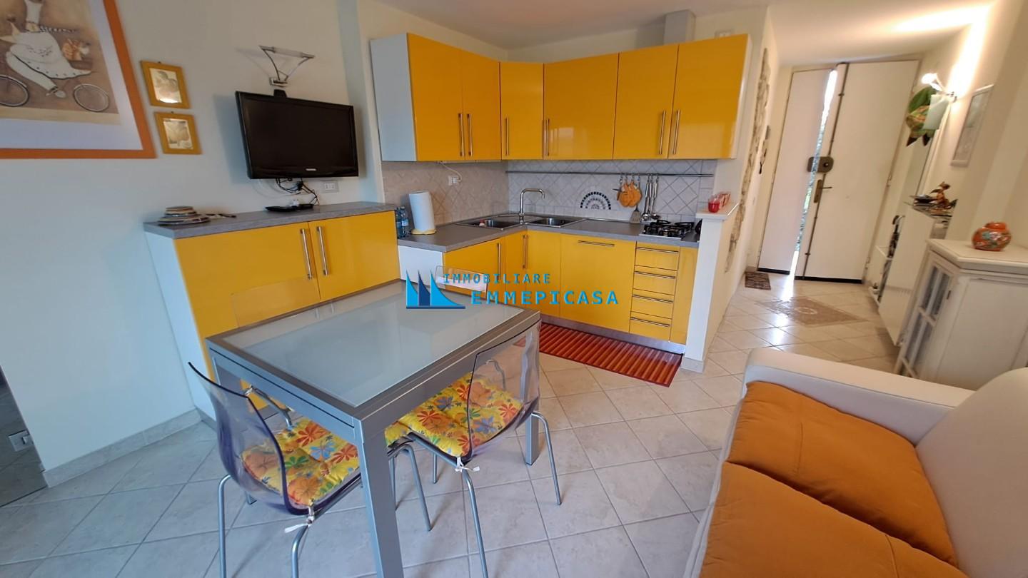 Trilocale con terrazzo, Massa marina di