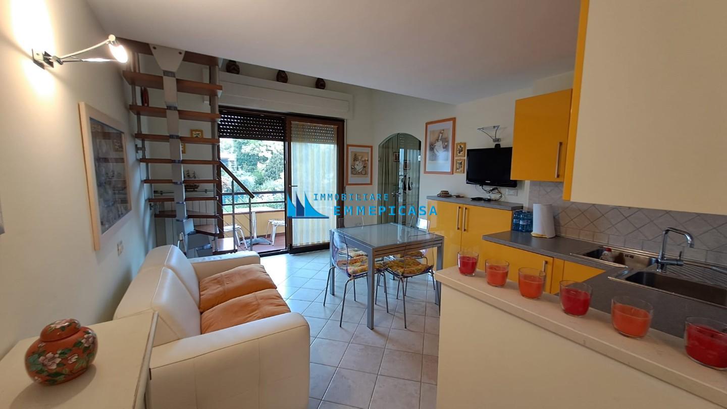 Trilocale con terrazzo, Massa marina di