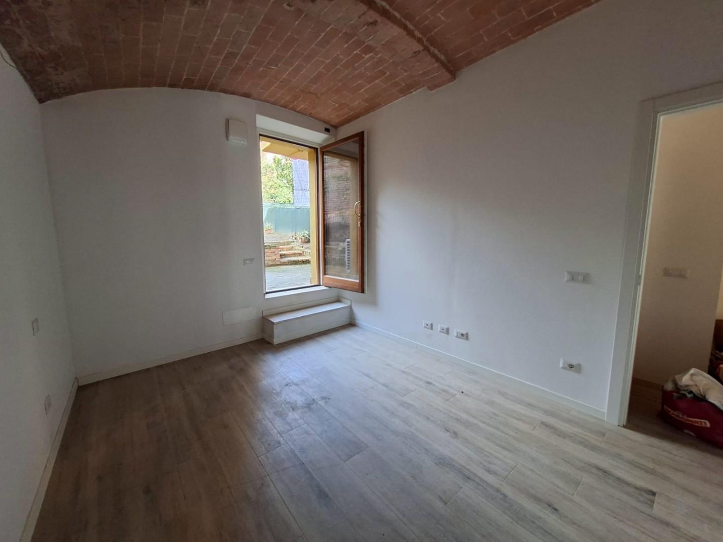 Trilocale con giardino, Siena lupa