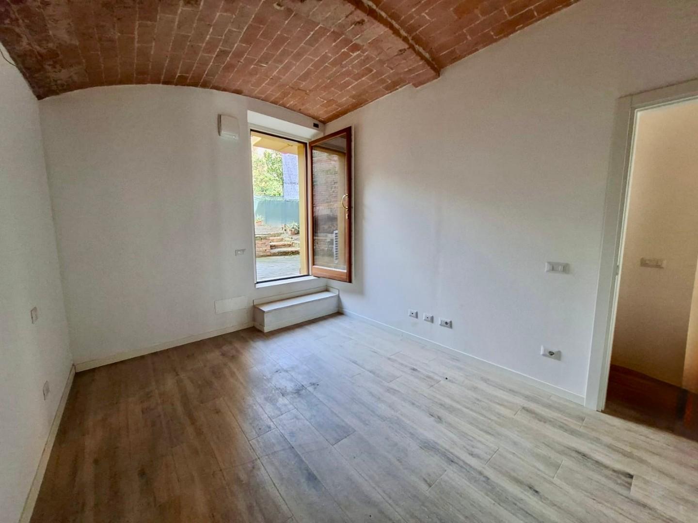 Trilocale con giardino, Siena lupa