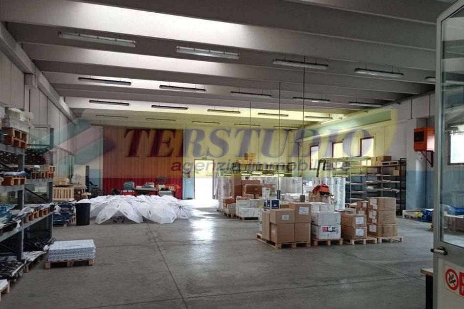 Capannone in affitto a Mariano Comense