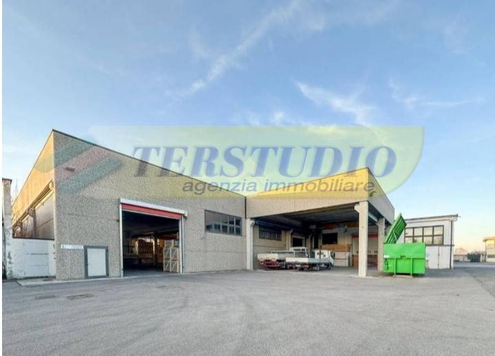 Capannone in vendita a Brembate di Sopra
