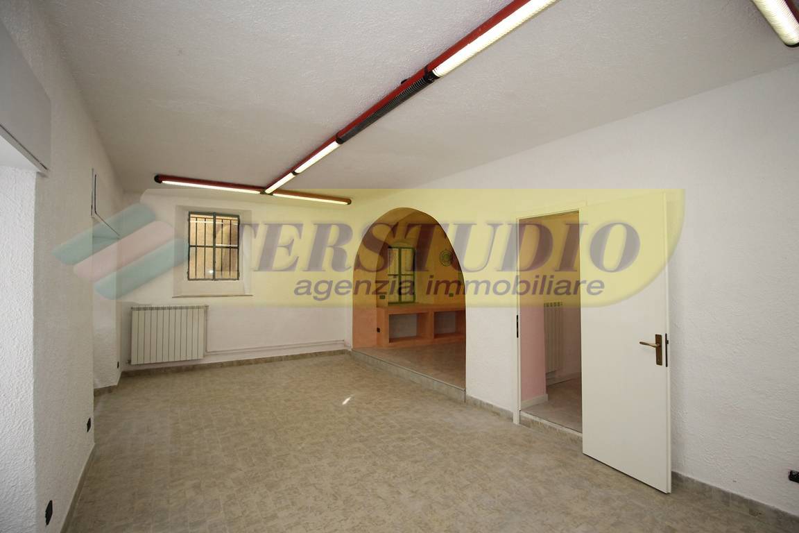 Negozio in affitto a Pontida