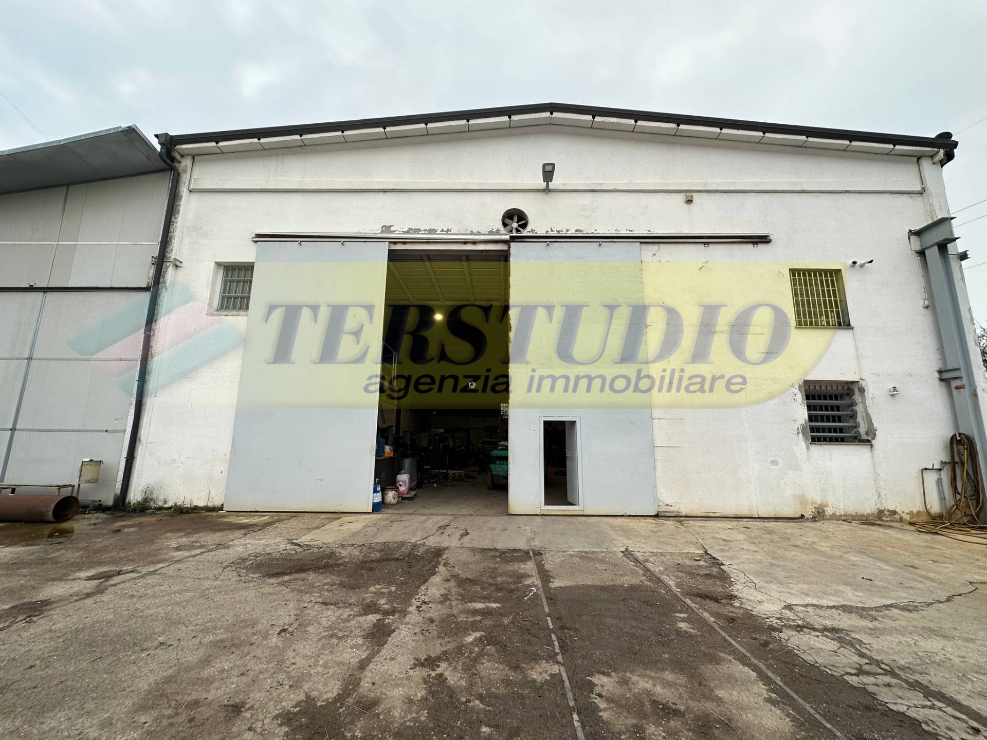 Capannone in vendita a Osio Sopra