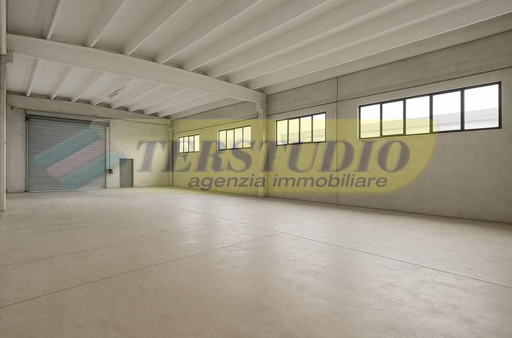 Capannone in vendita a Terno d'Isola