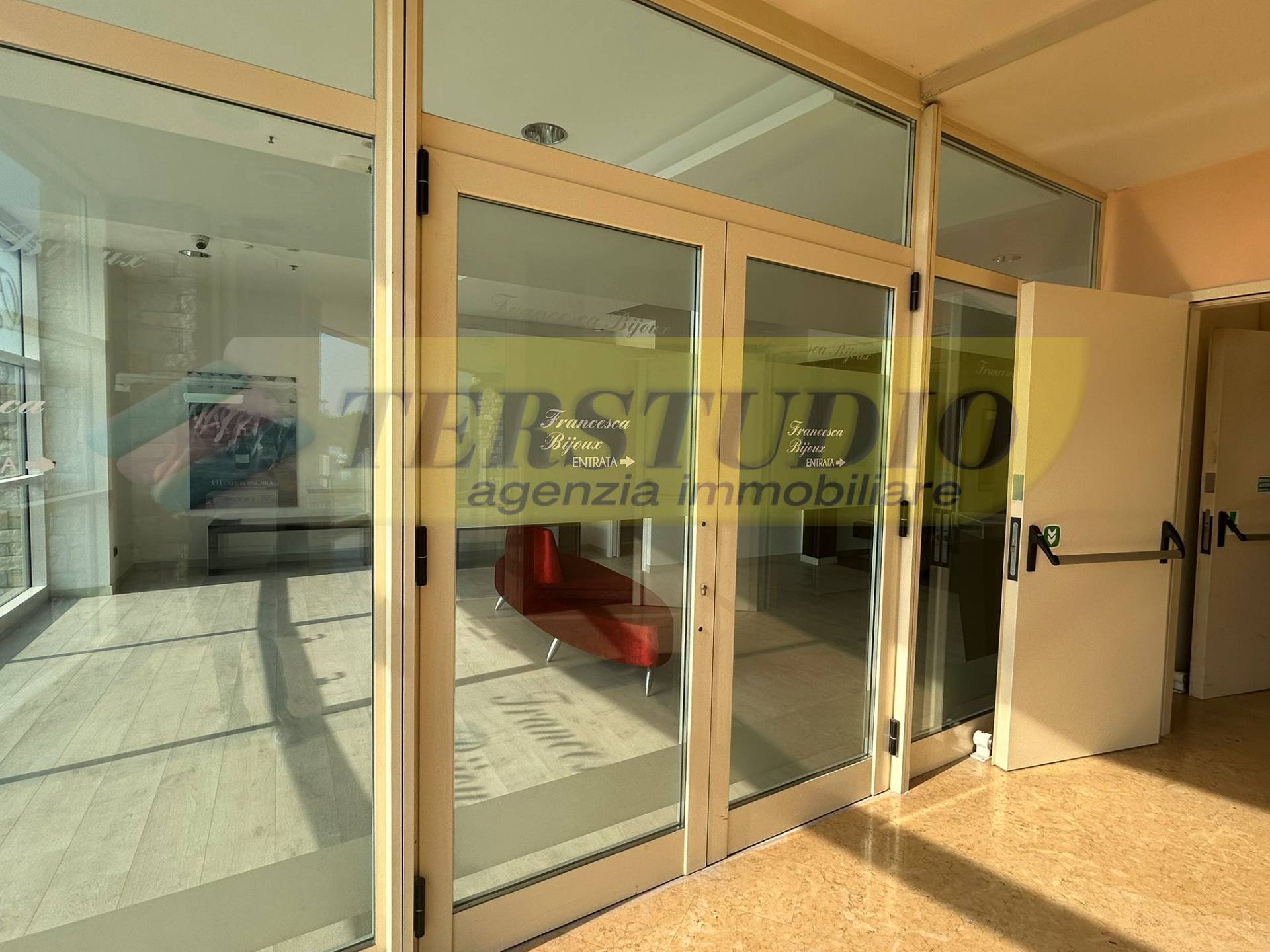 Negozio in vendita a Capriate San Gervasio, Capriate