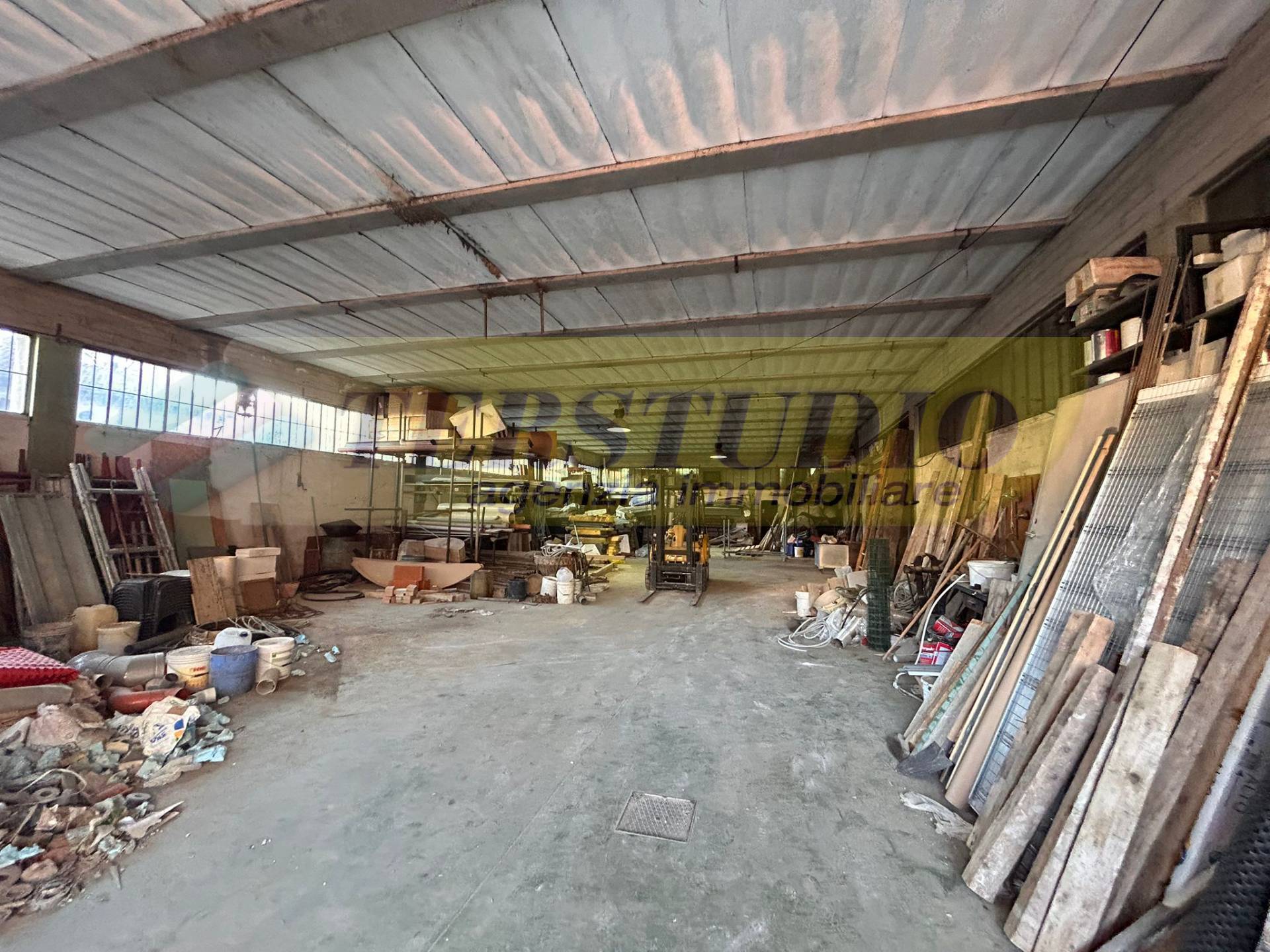 Capannone in vendita a Caprino Bergamasco