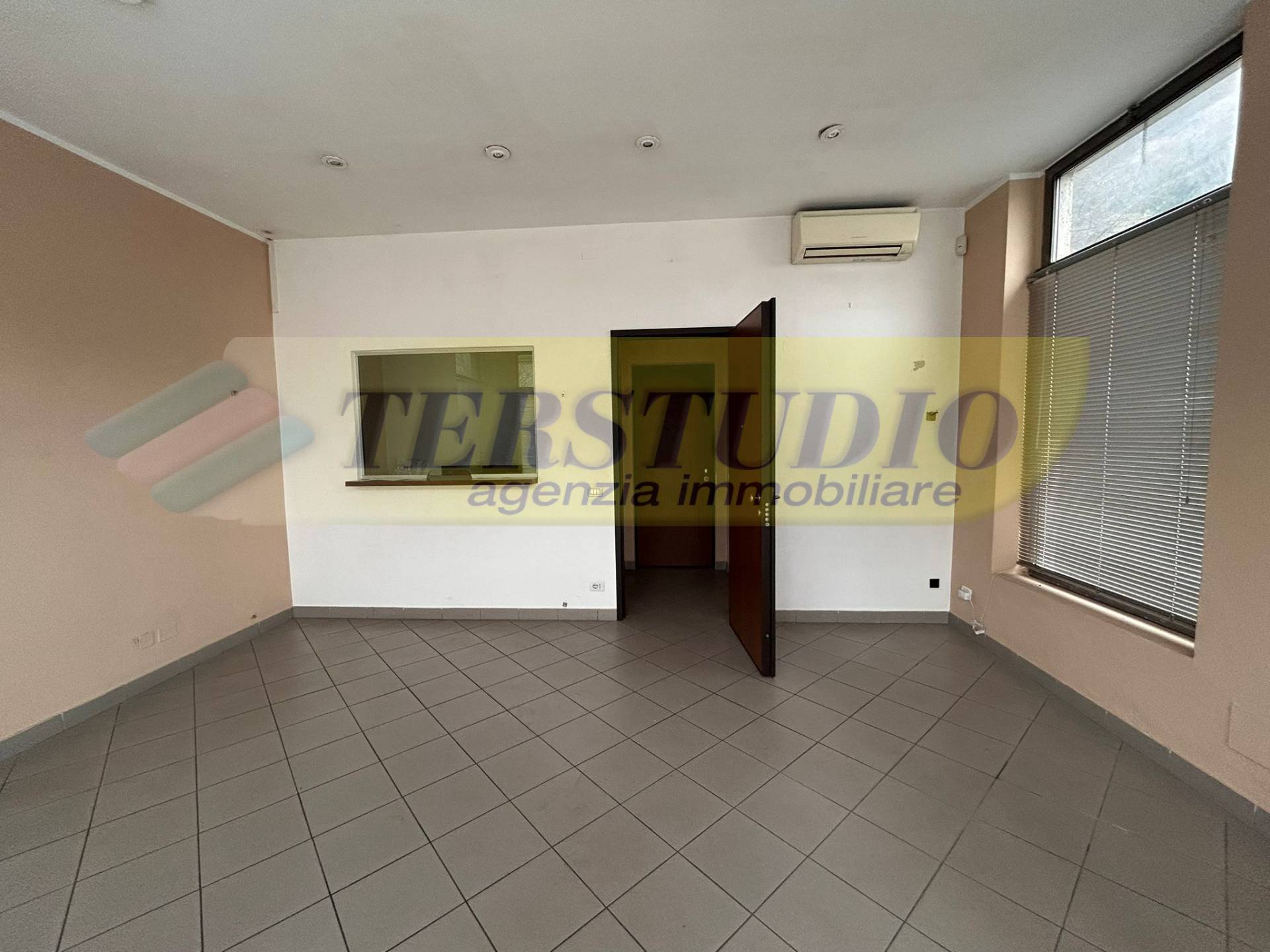 Negozio in affitto a Pontida