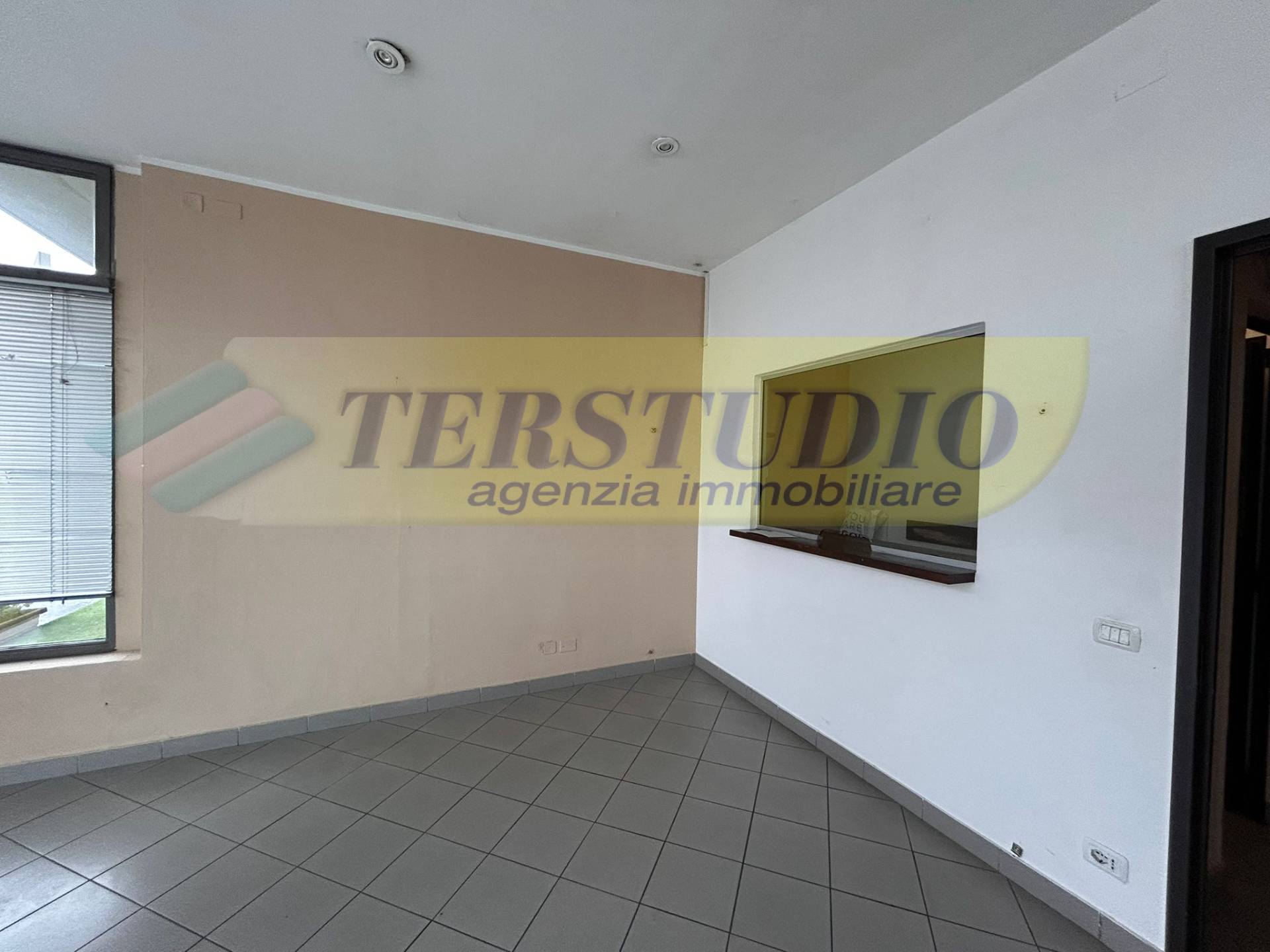 Negozio in affitto a Pontida