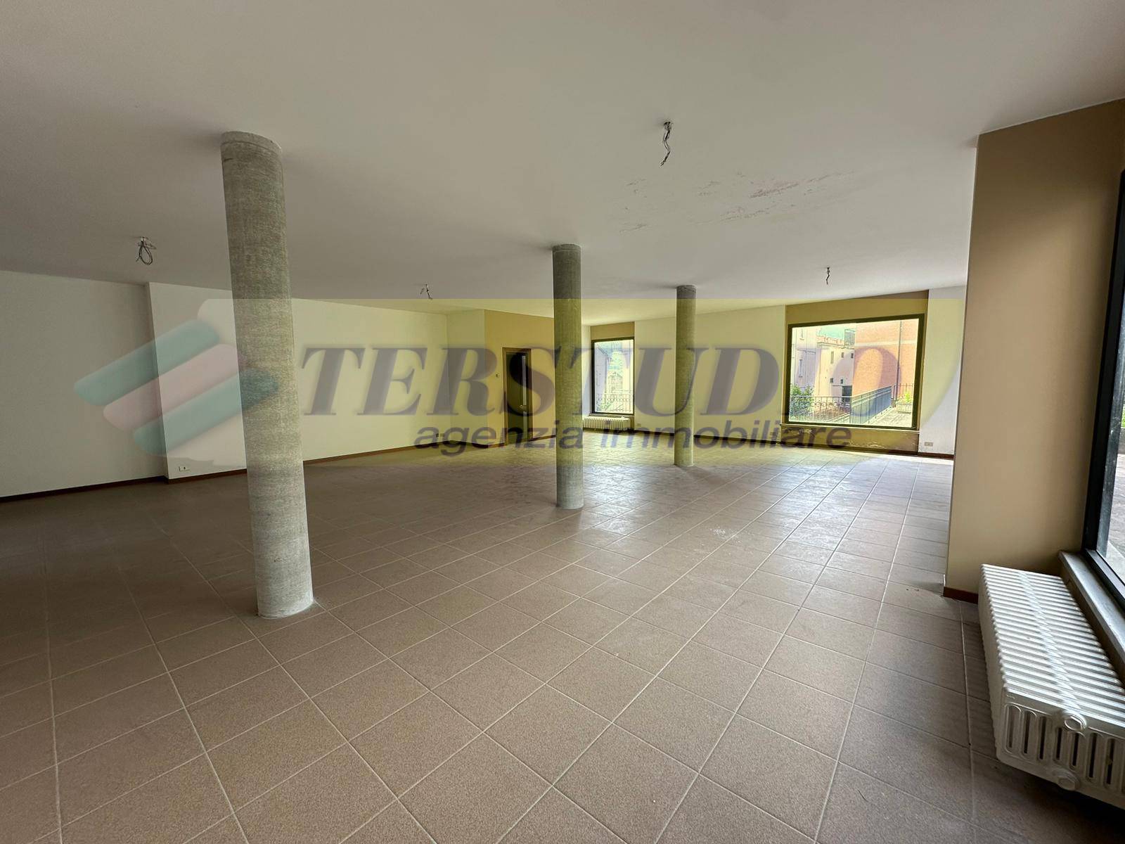 Negozio in affitto a Calolziocorte