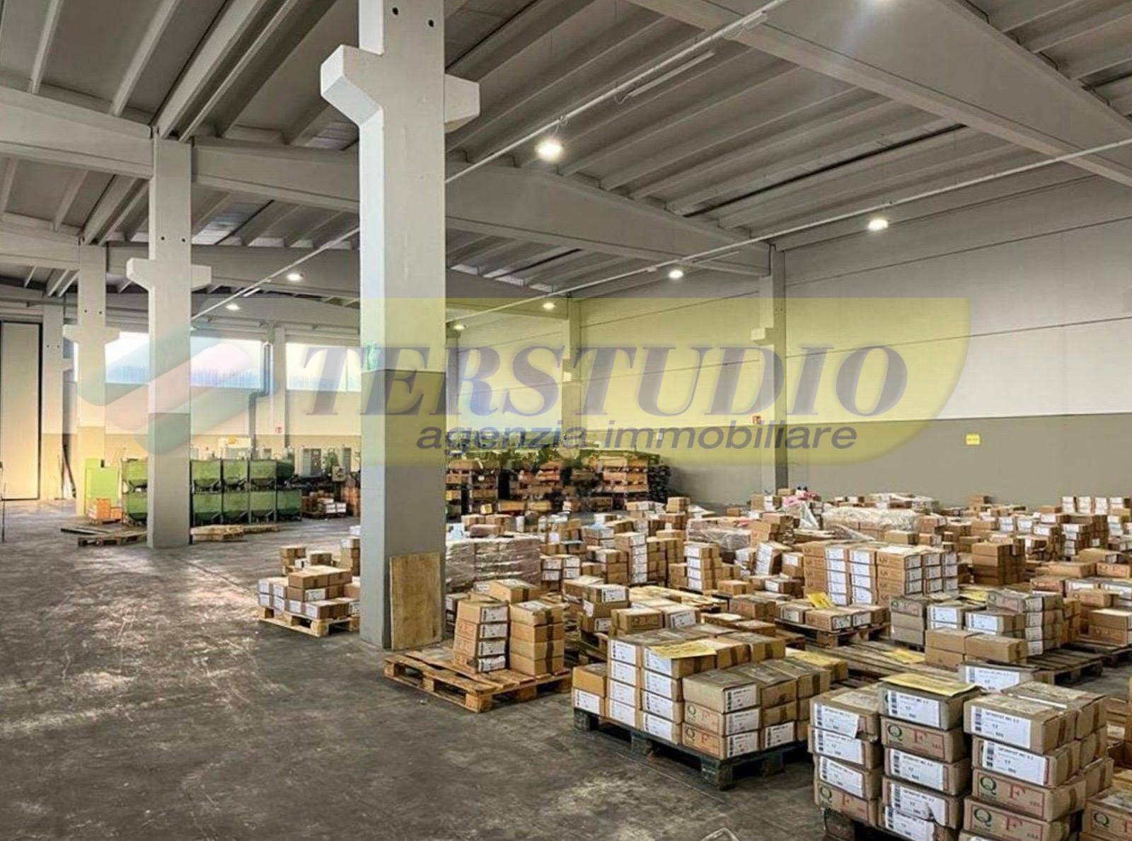 Capannone in vendita a Medolago