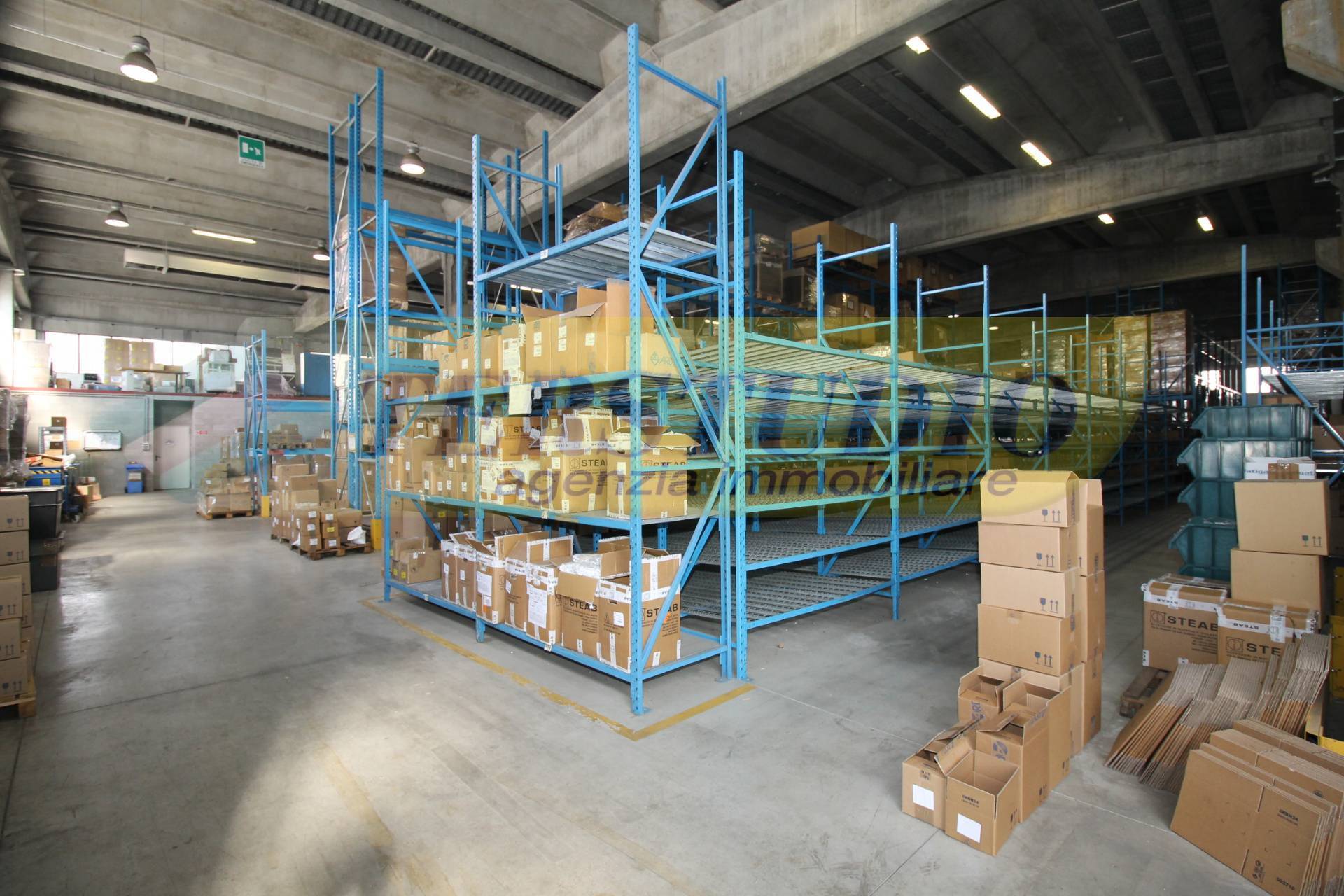 Capannone in vendita a Calusco d'Adda