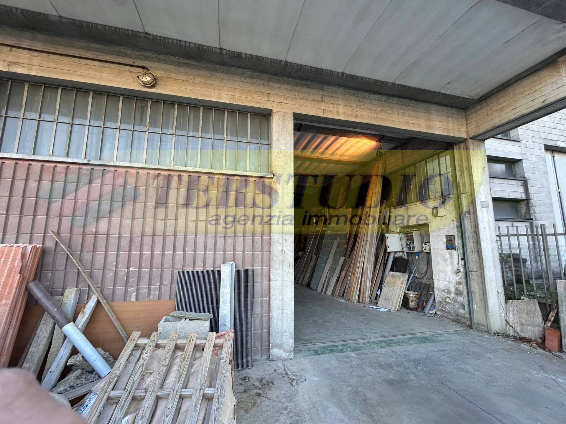 Capannone in vendita a Caprino Bergamasco