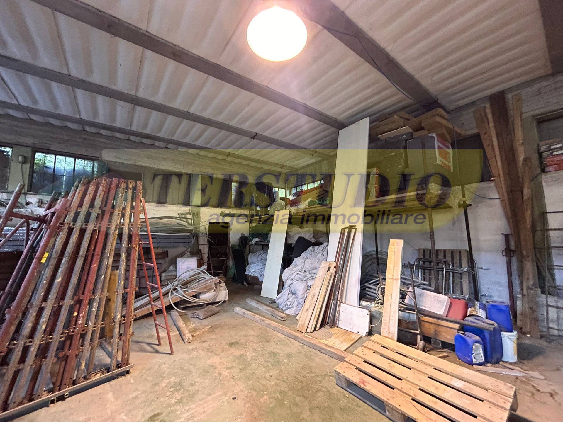Capannone in vendita a Caprino Bergamasco