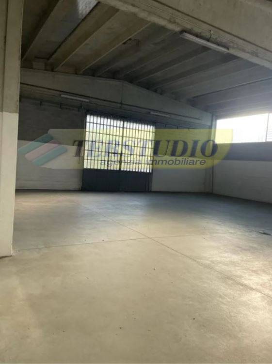 Magazzino in vendita a Ambivere