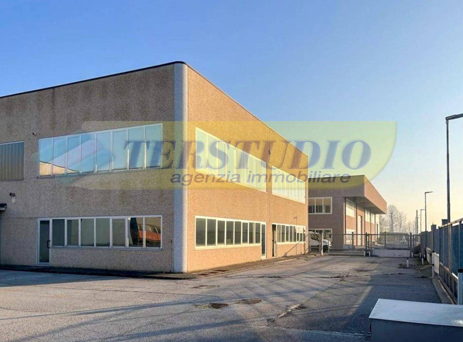 Capannone in vendita a Medolago