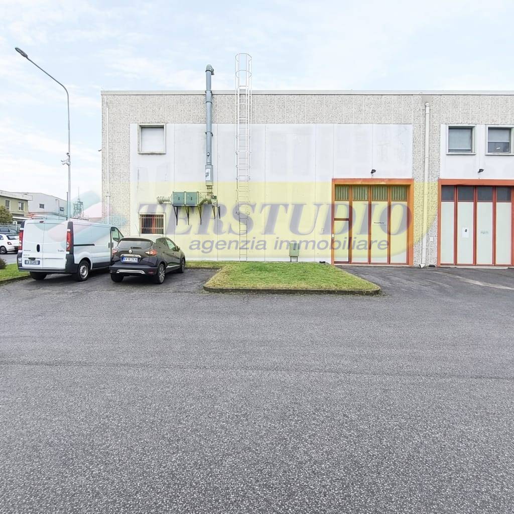 Capannone in vendita a Paullo