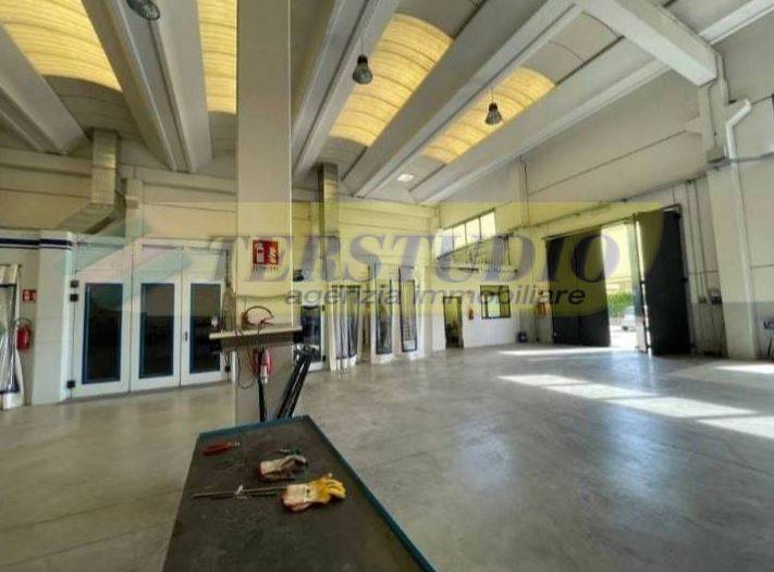 Capannone in affitto a Lazzate