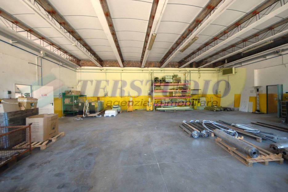 Capannone in vendita a Barzana
