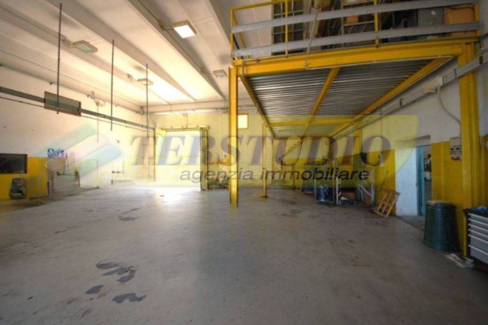 Capannone in vendita a Barzana