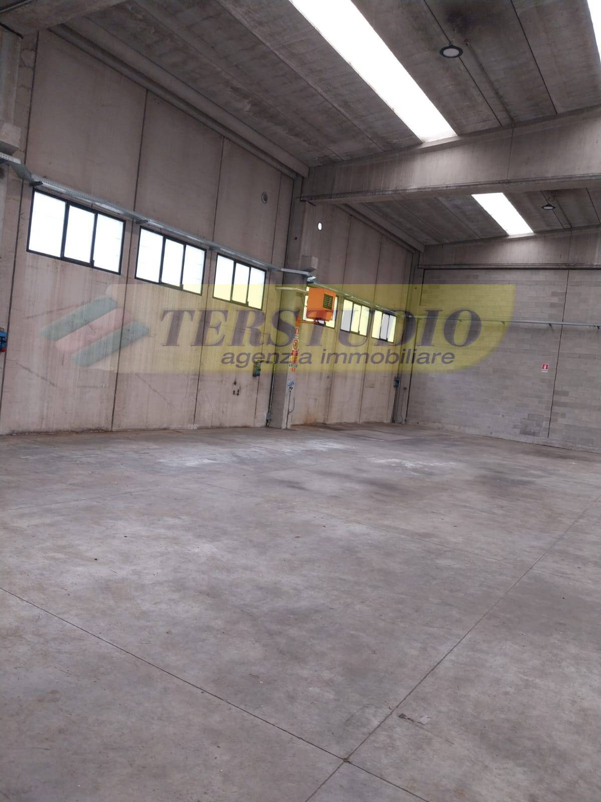 Capannone in vendita a Terno d'Isola