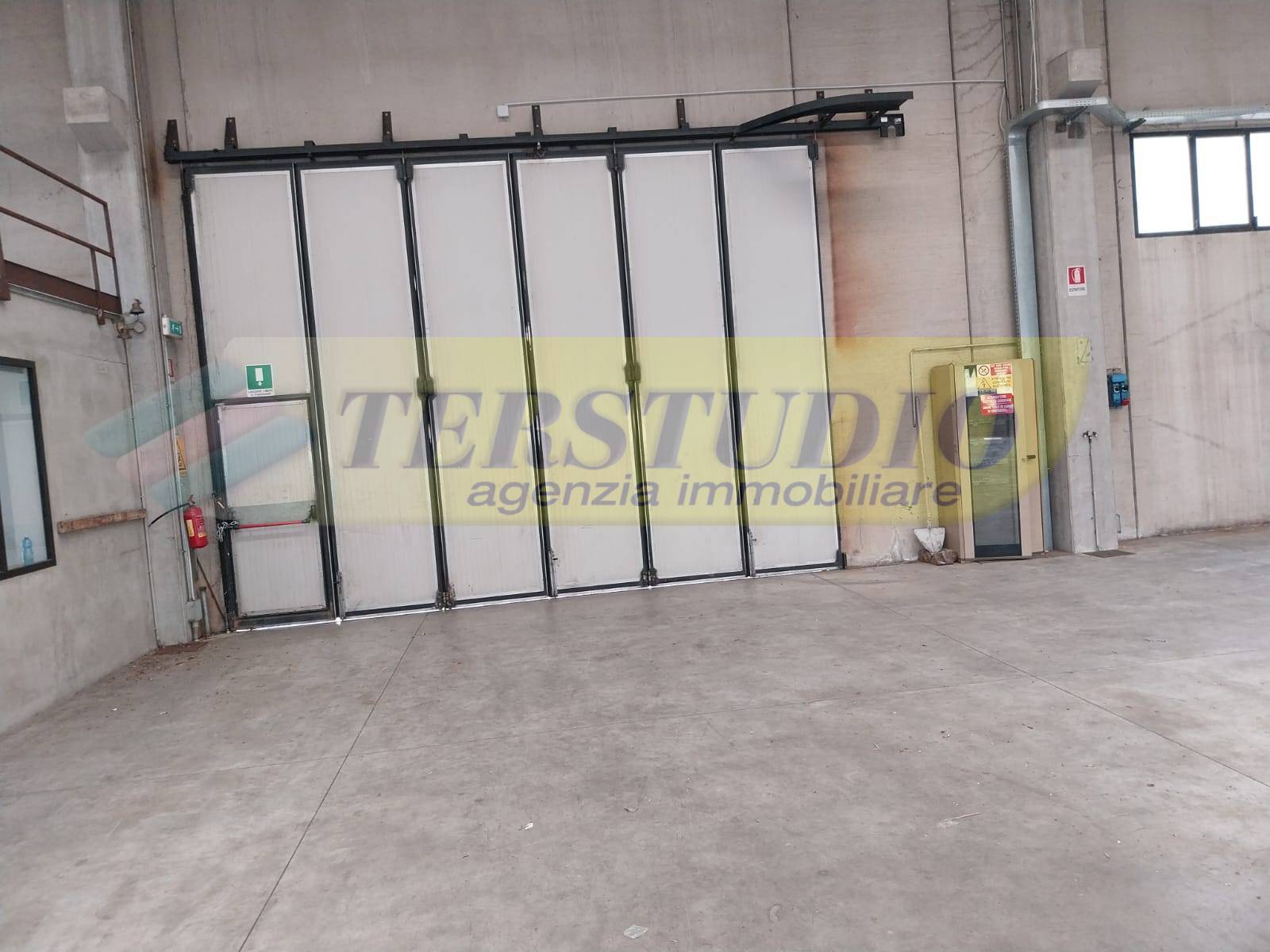 Capannone in vendita a Terno d'Isola