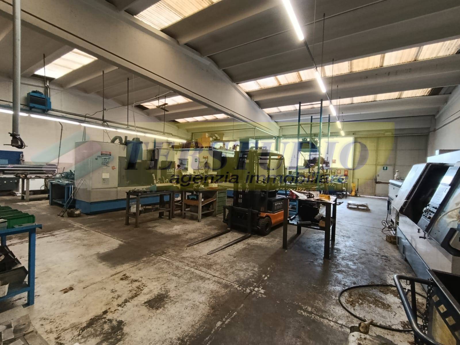 Magazzino in vendita a Brembate di Sopra