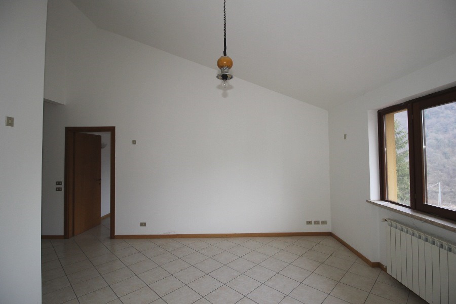 Quadrilocale in affitto a Strozza