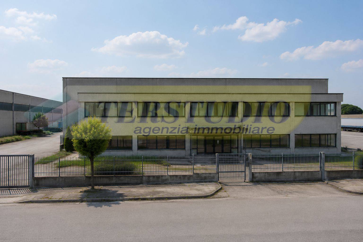 Capannone in vendita a Carate Brianza