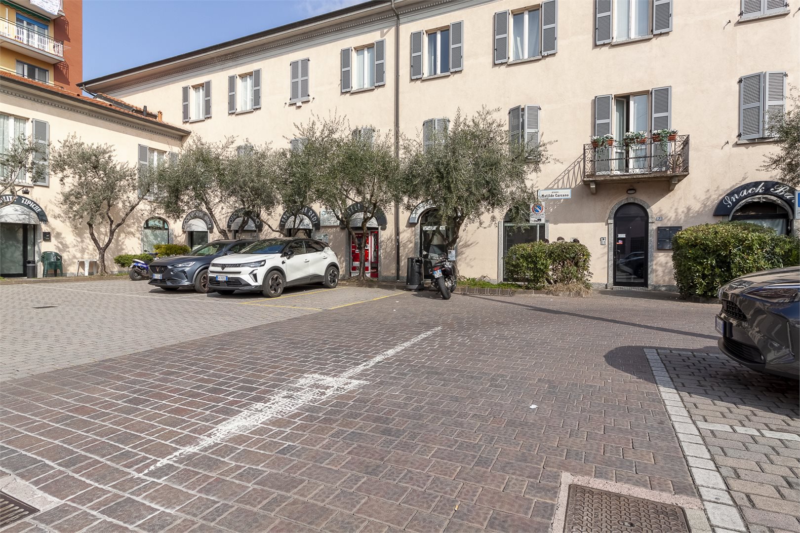 Locale commerciale in affitto a Mandello del Lario