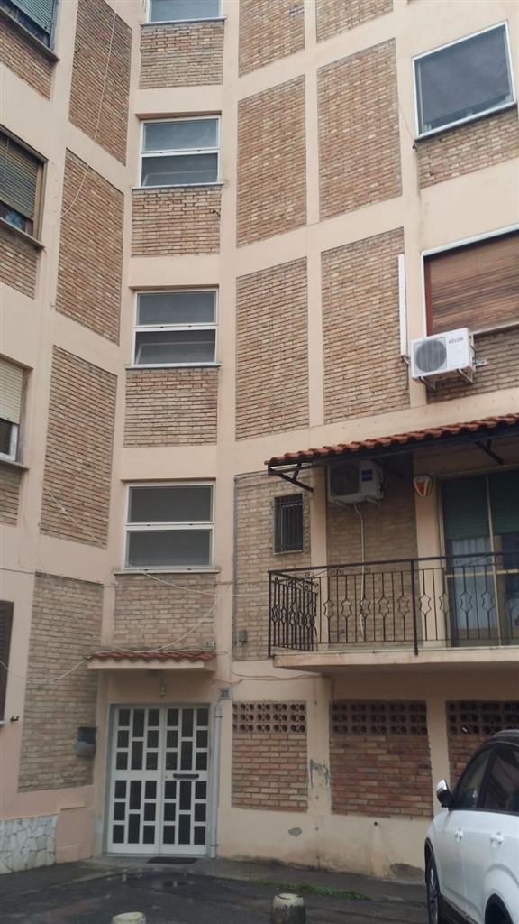 Appartamento da ristrutturare in via sbarre inferiori 35, Reggio Calabria